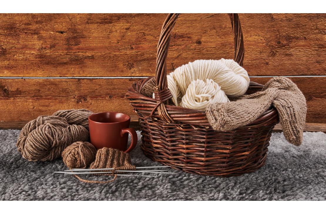 Katariinan Luomu Tila -logo. Logo on pyöreä ja siinä on kirkkaan oranssi tausta mustalla ulkoreunuksella. Logoteksti on kolmella rivillä: ylhäällä mustalla tekstillä "Katariinan", keskellä suuremmalla, valkoisella, lihavoidulla tekstillä "LUOMU" ja alhaalla mustalla tekstillä "TILA". Oranssin ympyrän oikeassa alakulmassa on musta lampaan siluetti.