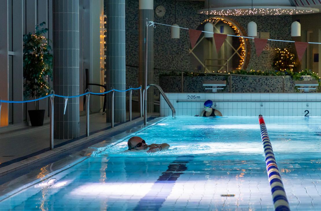 Uimareita kuntoaltaassa.