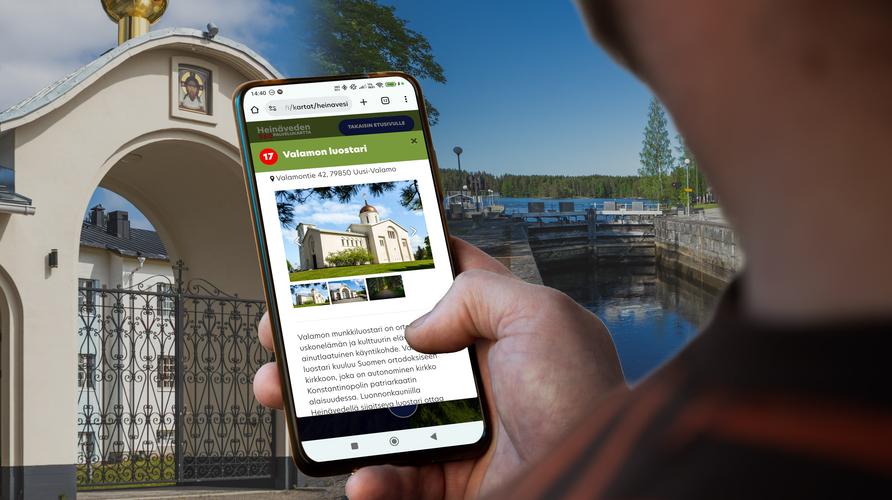 Kuvakollaasi, jossa henkilö katsoo älypuhelimelta Heinäveden 360 Palvelukartan esittelysivua Valamon luostarista. Taustakuvana on yhdistelmä Valamon luostarin portista ja Heinäveden kanavamaisemasta.