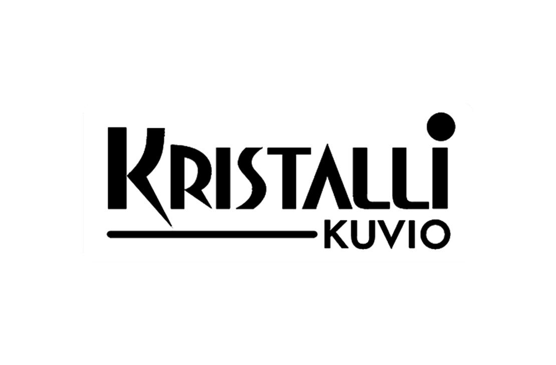 Kristallikuvio-yrityksen logo. Logo on muotoiltu mustaksi, py&ouml;ristetyksi suorakulmioksi, jonka sis&auml;ll&auml; on ohut, valkoinen &auml;&auml;riviivateksti. Yl&auml;rivill&auml; lukee suuri, tyylitelty teksti "KRISTALLI". K-kirjaimen vasen sakara on piirretty salamanmuotoon. Sen alapuolella, oikealla, lukee pienempi teksti "KUVIO". Logo on mustalla taustalla.