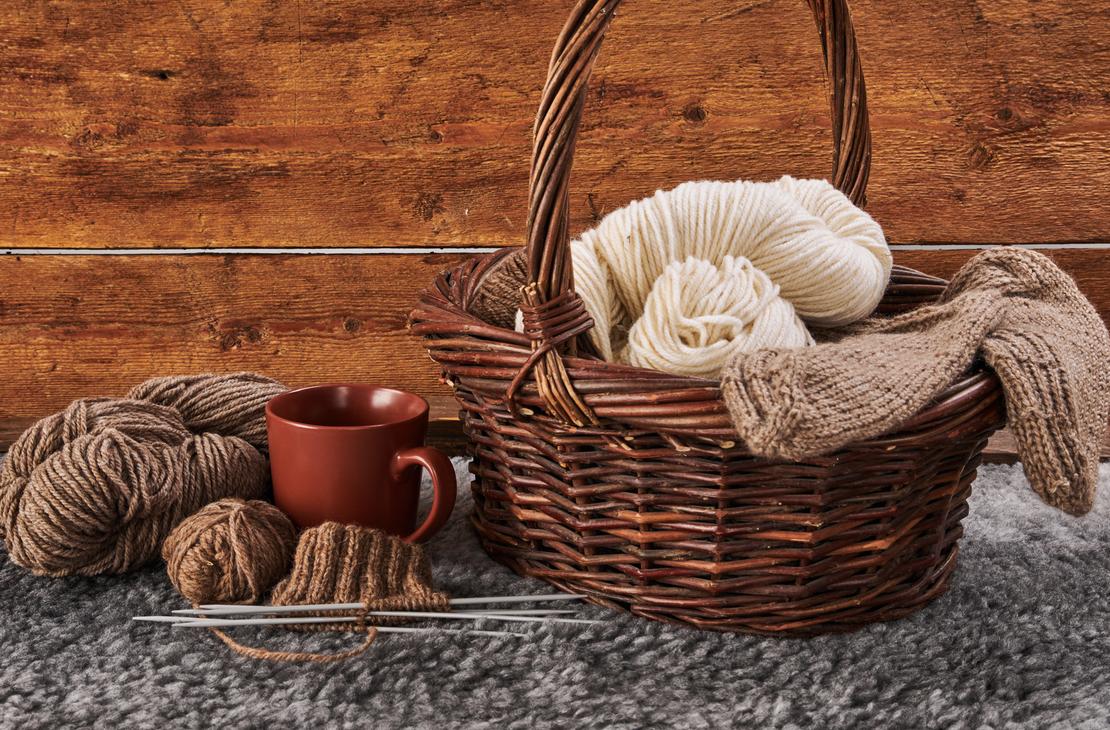 Katariinan Luomu Tila -logo. Logo on py&ouml;re&auml; ja siin&auml; on kirkkaan oranssi tausta mustalla ulkoreunuksella. Logoteksti on kolmella rivill&auml;: ylh&auml;&auml;ll&auml; mustalla tekstill&auml; "Katariinan", keskell&auml; suuremmalla, valkoisella, lihavoidulla tekstill&auml; "LUOMU" ja alhaalla mustalla tekstill&auml; "TILA". Oranssin ympyr&auml;n oikeassa alakulmassa on musta lampaan siluetti.