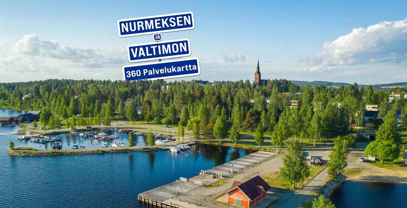 Ilmakuva Nurmeksen satamasta ja kaupunkin&auml;kym&auml;st&auml; j&auml;rven rannalla kes&auml;isen&auml; p&auml;iv&auml;n&auml;. Taustalla puiden yl&auml;puolelle kohoaa kirkontorni. Kuvan yl&auml;osassa on kyltti tekstill&auml; "NURMEKSEN JA VALTIMON 360 Palvelukartta".