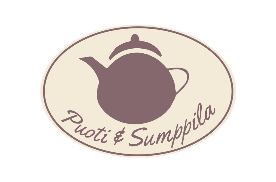 Puoti & Sumppila -yrityksen logo. Logossa on vaalea, soikea tausta. Keskellä on suuri, tumman violetinruskea teekannun tai kahvipannun siluetti. Pannun alapuolella, kaarevasti, lukee samalla tumman violetinruskealla, kursivoidulla fontilla teksti "Puoti & Sumppila".