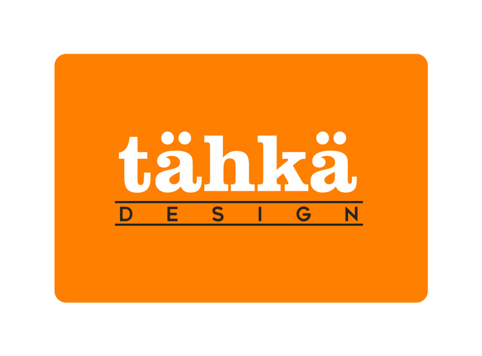 Tähkä Design -logo. Logossa on kirkkaan oranssi, pyöristetty neliötausta. Keskellä on suuri, valkoinen teksti "tähkä" ja sen alapuolella pienempi, tumma teksti "D E S I G N" harmaan viivan kera. Koko logo on sijoitettu mustalle taustalle.