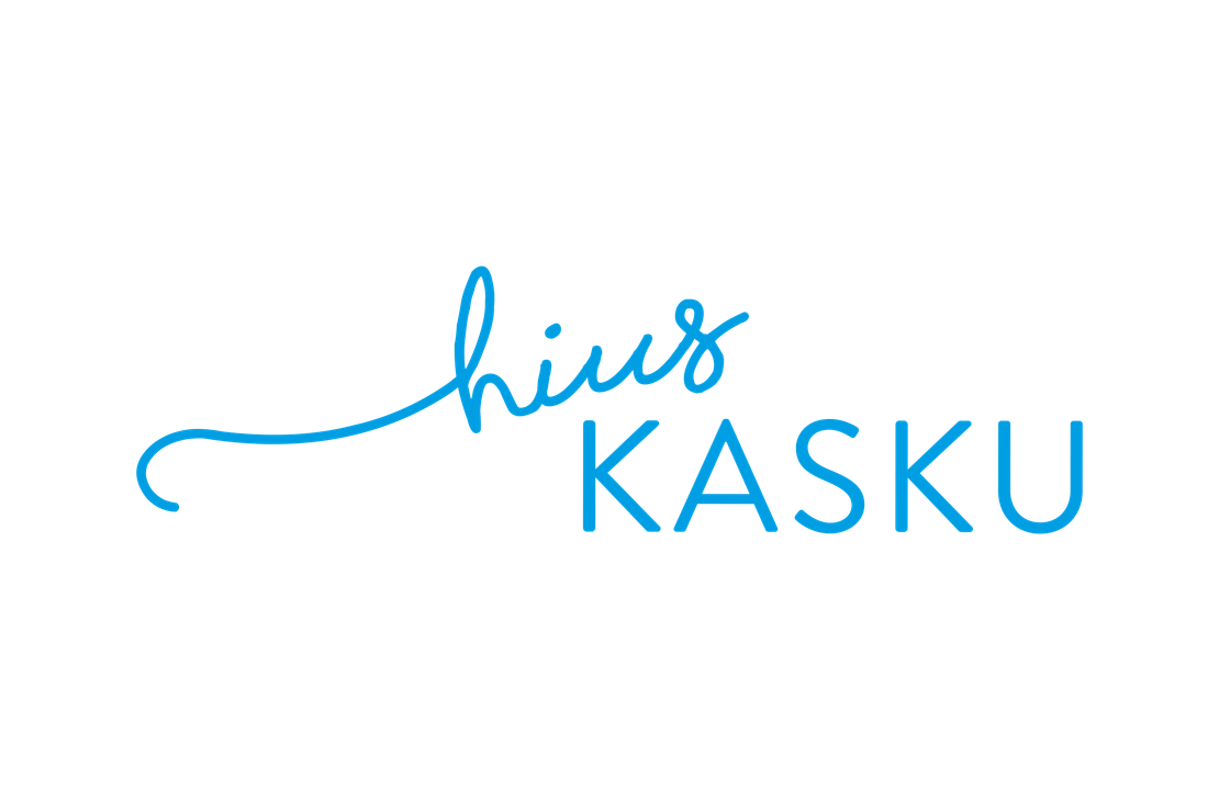 Hius Kasku -yrityksen logo. Yl&auml;rivill&auml; lukee kirkkaan vaaleansinisell&auml;, kursivoidulla ja k&auml;sinkirjoitetun n&auml;k&ouml;isell&auml; fontilla sana "hius", jossa H-kirjain on eritt&auml;in pitk&auml; ja koristeellinen. Sen alapuolella ja oikealla lukee samalla vaaleansinisell&auml;, isoin kirjaimin ja sans-serif-fontilla sana "KASKU". Logo on valkoisella taustalla.