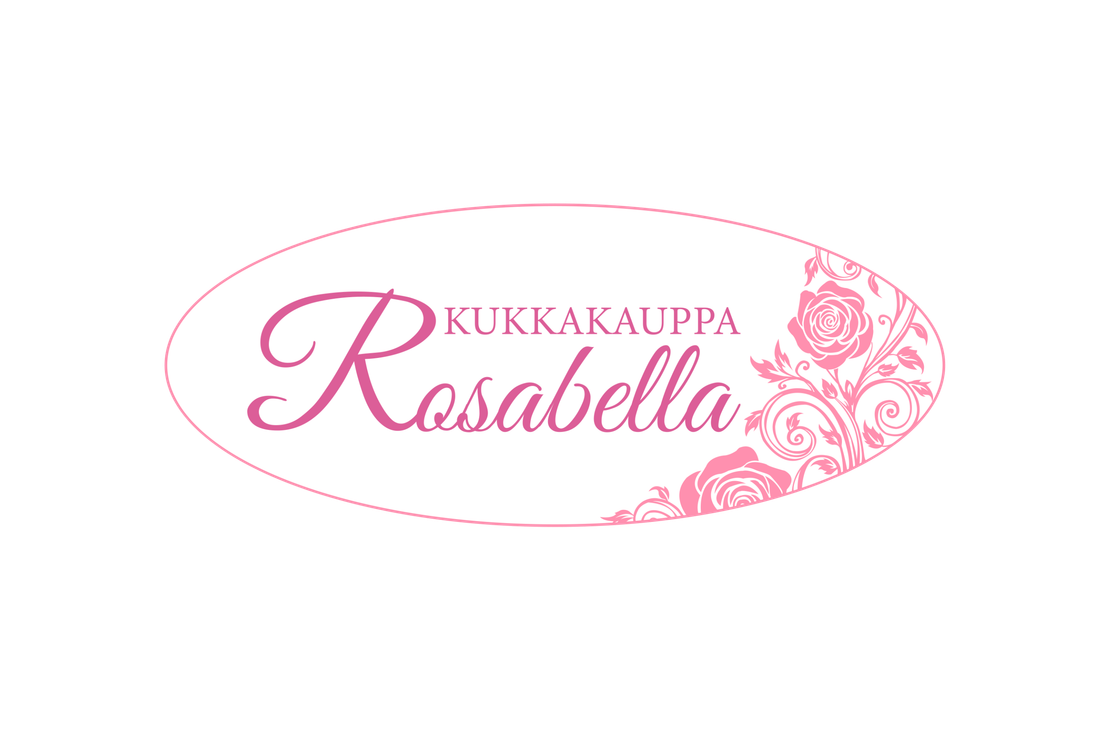 Kukkakauppa Rosabella -yrityksen logo. Logossa on valkoinen, soikea pohja, jota reunustaa ohut, vaaleanpunainen viiva. Keskell&auml; on suuri, **fuksianpunainen, kursivoitu ja koristeellinen teksti "Rosabella". Sanan yl&auml;puolella on pienemm&auml;ll&auml;, vaaleanpunaisella, isoin kirjaimin kirjoitettu teksti "KUKKAKOUPPA". Soikion oikeassa alakulmassa on tyylitelty, vaaleanpunainen ruusu- ja lehtikuviointi.