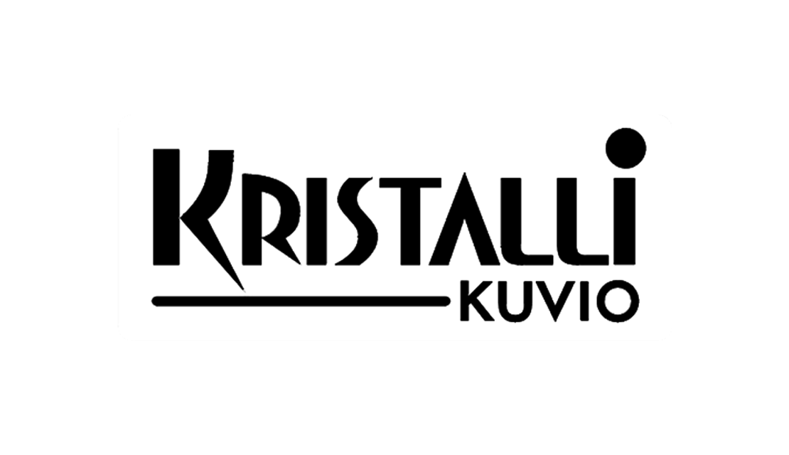 Kristallikuvio-yrityksen logo. Logo on muotoiltu mustaksi, pyöristetyksi suorakulmioksi, jonka sisällä on ohut, valkoinen ääriviivateksti. Ylärivillä lukee suuri, tyylitelty teksti "KRISTALLI". K-kirjaimen vasen sakara on piirretty salamanmuotoon. Sen alapuolella, oikealla, lukee pienempi teksti "KUVIO". Logo on mustalla taustalla.