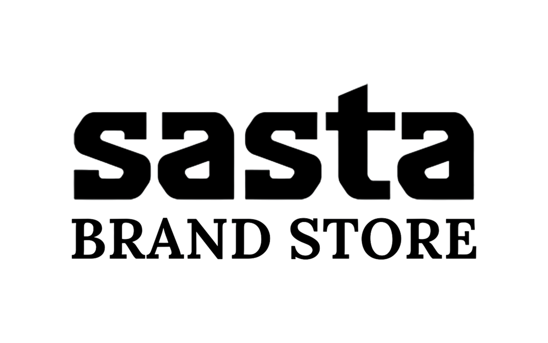 Sasta Brand Store -yrityksen logo mustavalkoisena. Ylärivillä on suuri, musta, paksulla ja moderneilla kirjaimilla kirjoitettu sana "sasta", jossa t-kirjaimen yläosa on tyylitelty. Sen alapuolella on pienemmällä, mustalla serif-fontilla teksti "BRAND STORE". Logo on valkoisella taustalla.