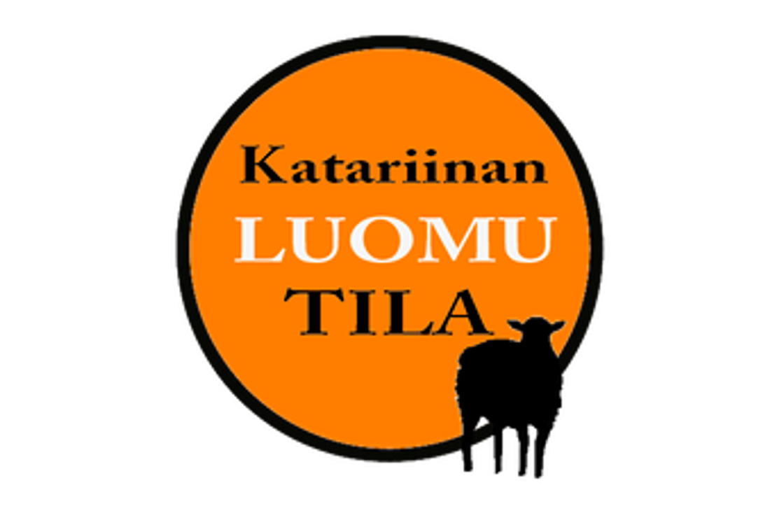 Katariinan Luomu Tila -logo. Logo on pyöreä ja siinä on kirkkaan oranssi tausta mustalla ulkoreunuksella. Logoteksti on kolmella rivillä: ylhäällä mustalla tekstillä "Katariinan", keskellä suuremmalla, valkoisella, lihavoidulla tekstillä "LUOMU" ja alhaalla mustalla tekstillä "TILA". Oranssin ympyrän oikeassa alakulmassa on musta lampaan siluetti.