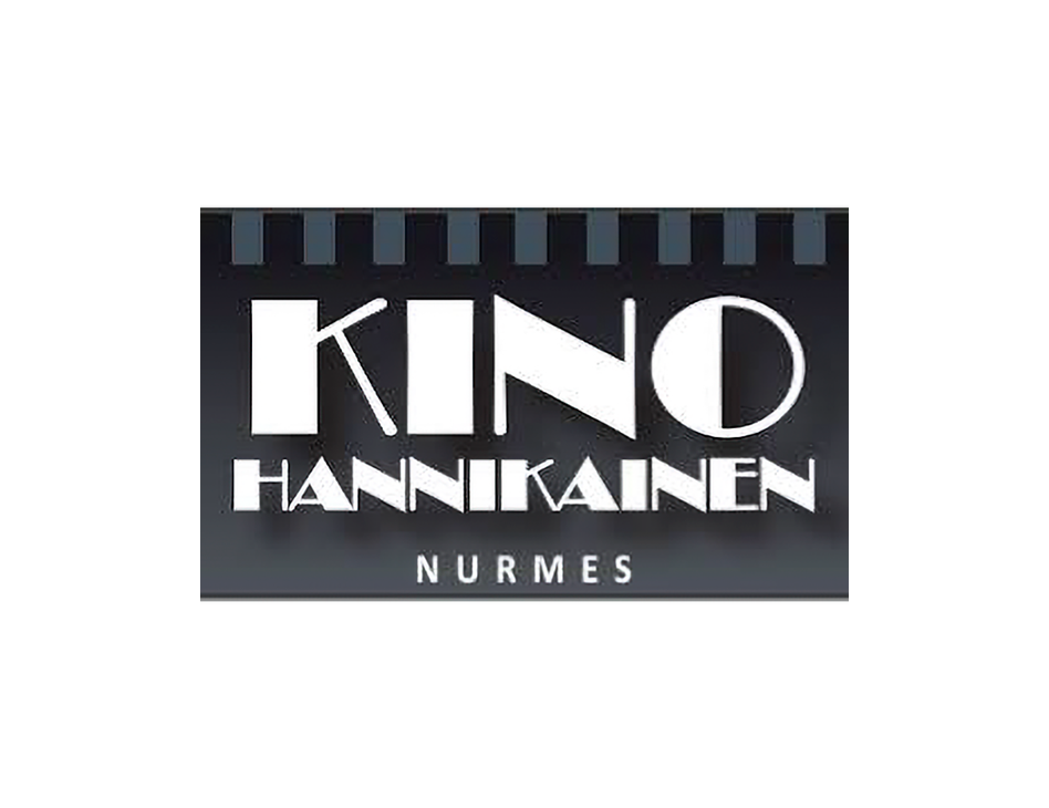Kino Hannikainen Nurmes -elokuvateatterin logo. Logossa on tummanharmaa tausta, jonka yläreuna muistuttaa filmikelan reunoja. Keskellä on suuri, valkoinen, kallistettu teksti "KINO", jossa O-kirjain on puoliksi musta. Sen alapuolella on pienemmällä, valkoisella, isoin kirjaimin kirjoitettu teksti "HANNIKAINEN" ja alimpana pienimmällä tekstillä "NURMES".