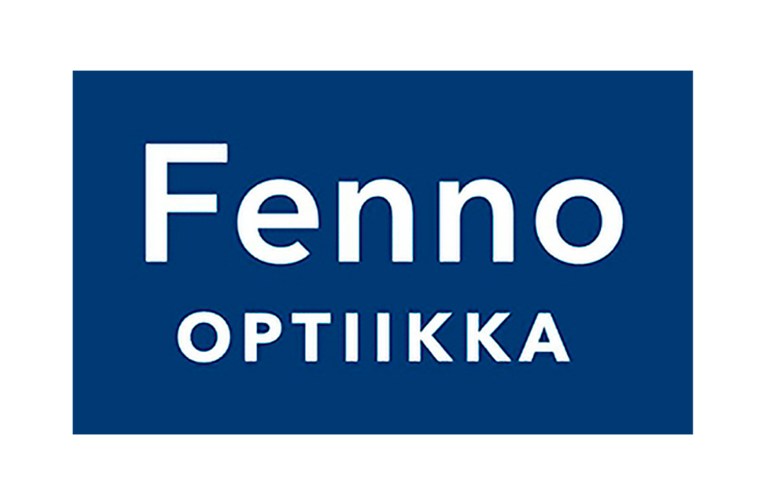 Fenno Optiikka -ketjun logo. Logo on sijoitettu tumman siniselle suorakulmion muotoiselle taustalle. Ylärivillä lukee suurella, valkoisella, paksulla fontilla sana "Fenno" pienillä kirjaimilla. Alarivillä lukee valkoisella, isoin kirjaimin ja hieman pienemmällä fontilla sana "OPTIIKKA".