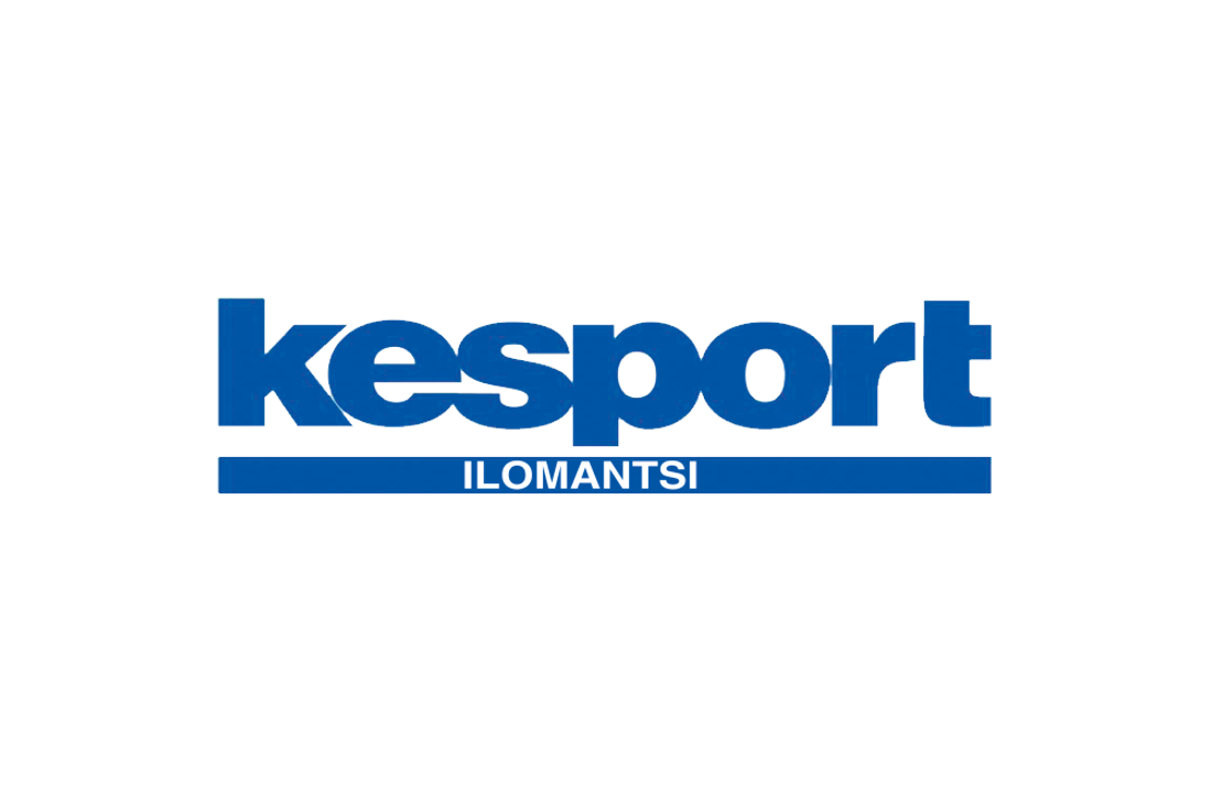 Kesport Ilomantsi -liikkeen logo. Logossa on suuri, tummansininen teksti "kesport" isolla, paksulla fontilla. Sanan alapuolella on tummansininen suorakulmio, jonka sisällä lukee pienemmällä, valkoisella tekstillä "ILOMANTSI". Koko logo on valkoisella taustalla.