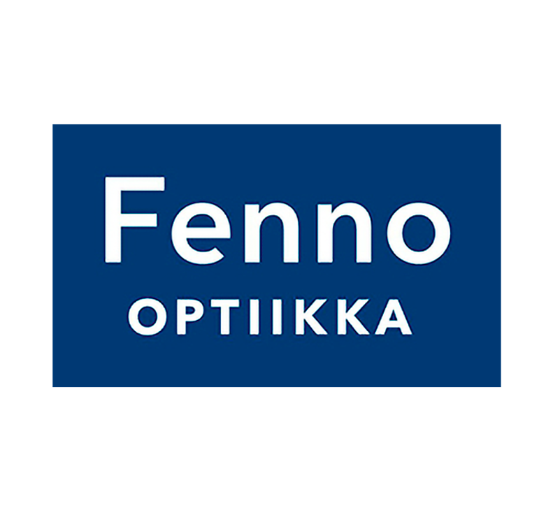 Fenno Optiikka -ketjun logo. Logo on sijoitettu tumman siniselle suorakulmion muotoiselle taustalle. Ylärivillä lukee suurella, valkoisella, paksulla fontilla sana "Fenno" pienillä kirjaimilla. Alarivillä lukee valkoisella, isoin kirjaimin ja hieman pienemmällä fontilla sana "OPTIIKKA".