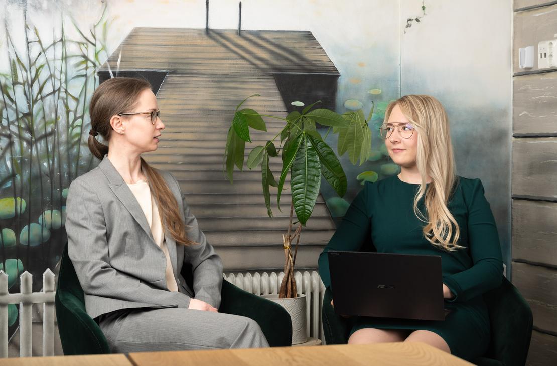 Teräskulman asianajotoimiston henkilöt istumassa ja keskustelemassa.