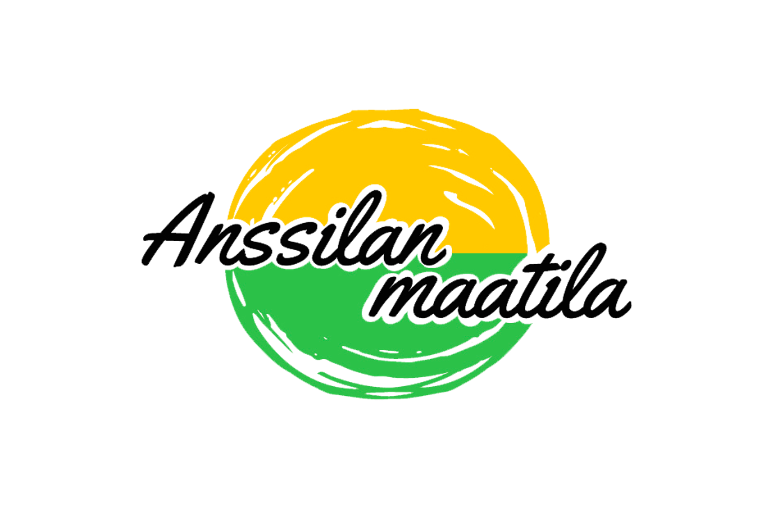 Anssilan maatila -logo. Logo on ympyrän muotoinen ja jaettu vaakasuunnassa kahteen osaan: yläosa on keltainen ja alaosa vaaleanvihreä, molemmat harjattua tai karkeaa tyyliä. Keskellä lukee tummalla, kursiivilla tekstillä "Anssilan maatila", siten että "Anssilan" on keltaisella pohjalla ja "maatila" on vihreällä pohjalla. Logo on valkoisella taustalla.