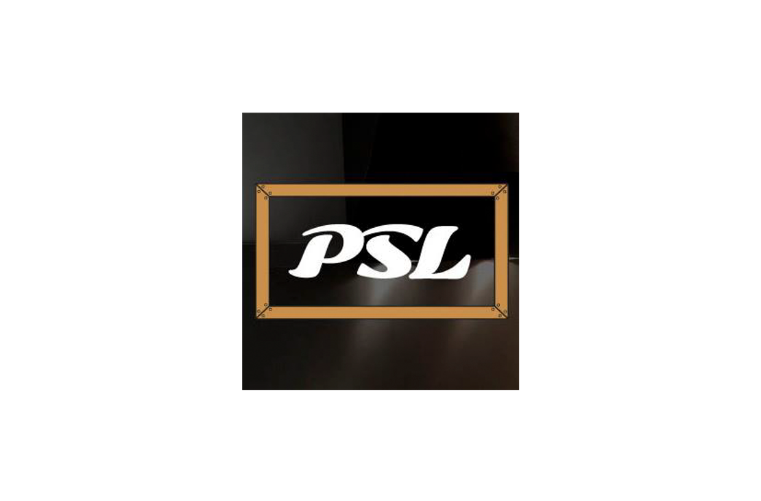 PSL-tunnuksen logo. Logossa on vaaleanruskea, nelikulmainen kehys, joka on kiinnitetty kulmistaan niiteillä tai ruuveilla. Kehyksen sisällä on suuri, valkoinen, kursivoitu ja lihavoitu teksti "PSL". Tausta on tumma, kiiltävä, mustan ja harmaan sävyinen pinta.