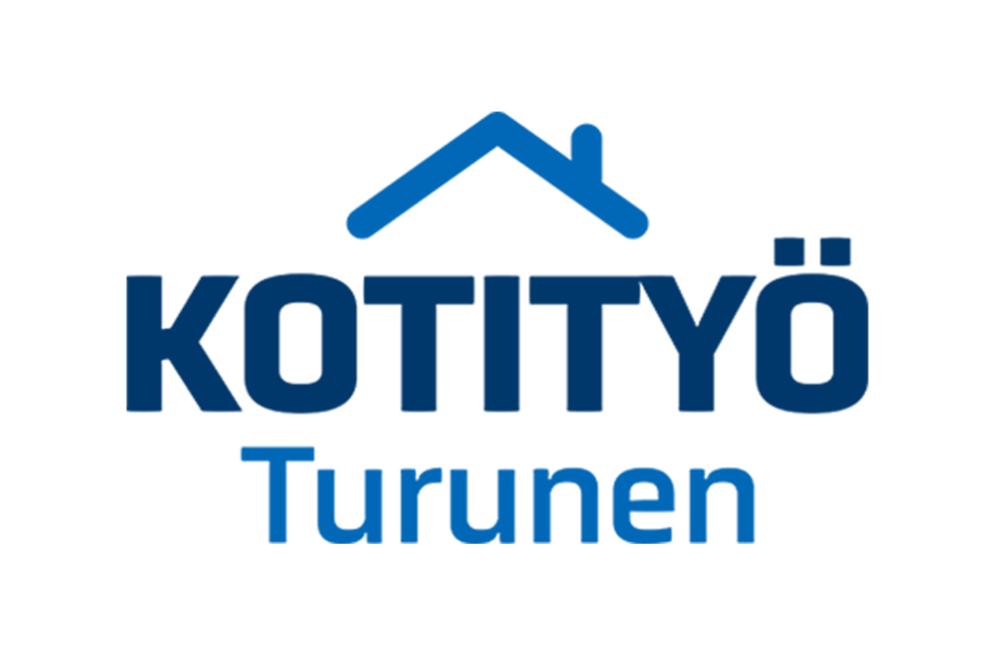 Kotity&ouml; Turunen -yrityksen logo. Logossa on tummansininen suorakulmainen pohja, jonka p&auml;&auml;ll&auml; on kirkkaamman sinisell&auml; v&auml;rill&auml; tyylitelty, k&auml;sin kirjoitetun n&auml;k&ouml;inen, kaksi rivi&auml; sis&auml;lt&auml;v&auml; teksti. Yl&auml;rivill&auml; lukee "Kotity&ouml;" ja alarivill&auml; pienemm&auml;ll&auml;, kursivoidulla fontilla "Turunen". Teksti on osittain piilotettu tummemman sinisen taustan taakse.