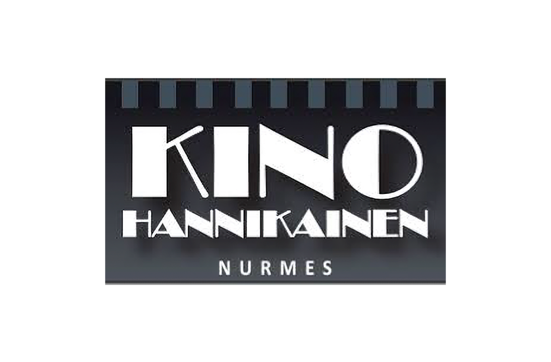 Kino Hannikainen Nurmes -elokuvateatterin logo. Logossa on tummanharmaa tausta, jonka yläreuna muistuttaa filmikelan reunoja. Keskellä on suuri, valkoinen, kallistettu teksti "KINO", jossa O-kirjain on puoliksi musta. Sen alapuolella on pienemmällä, valkoisella, isoin kirjaimin kirjoitettu teksti "HANNIKAINEN" ja alimpana pienimmällä tekstillä "NURMES".