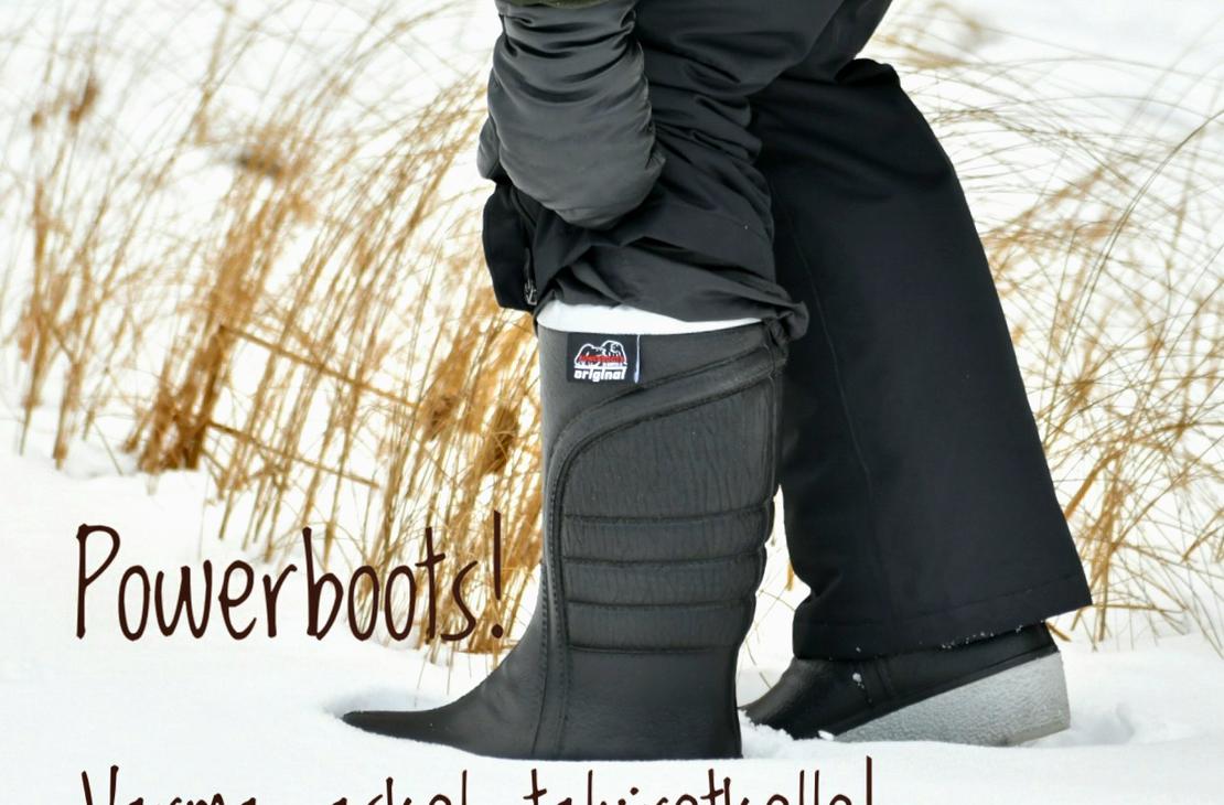 Lähikuva lumessa olevasta mustasta Powerboots-lämpösaappaasta. Kuvassa on teksti "Powerboots! Varma askel talviretkelle!".