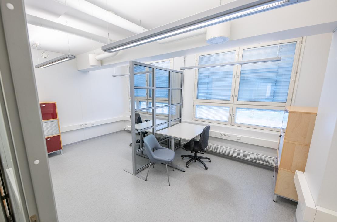 Kuva esitt&auml;&auml; Liikekulman Toimistohotellin sis&auml;tiloja. K&auml;yt&auml;v&auml; on valoisa ja moderni, jossa on vaalea lattia ja valkoiset sein&auml;t. Oikealla on pitk&auml; k&auml;yt&auml;v&auml;, jossa on oviaukkoja ja ty&ouml;p&ouml;yti&auml;. Vasemmalla on py&ouml;reit&auml; mustia p&ouml;yti&auml; ja tuoleja. Keskell&auml; n&auml;kyy kirkkaan limevihre&auml; ovi, jossa on logo, ja taaempana oranssin ja keltaisen s&auml;vyisi&auml; ovia, jotka viittaavat erilaisiin toimistoihin.