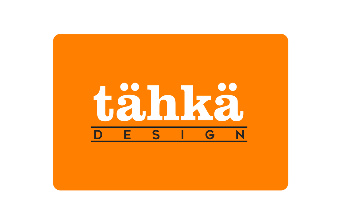 Tähkä Design -logo. Logossa on kirkkaan oranssi, pyöristetty neliötausta. Keskellä on suuri, valkoinen teksti "tähkä" ja sen alapuolella pienempi, tumma teksti "D E S I G N" harmaan viivan kera. Koko logo on sijoitettu mustalle taustalle.
