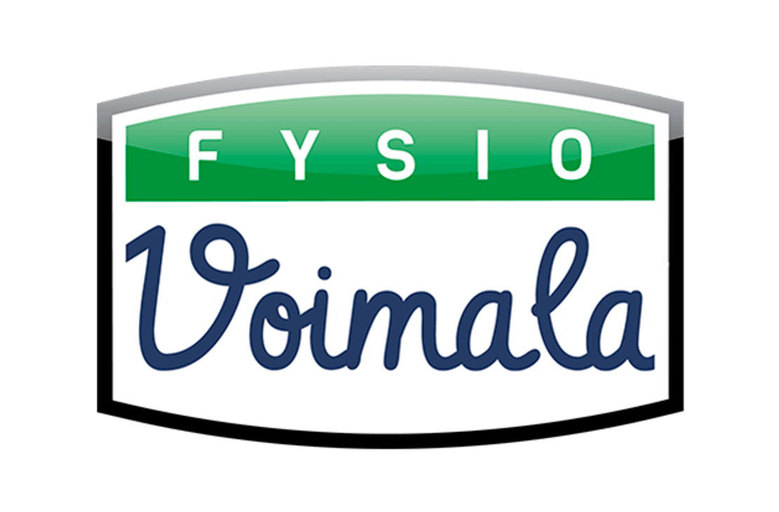 Fysio Voimala -yrityksen logo, joka on asetettu kaarevan suorakulmion muotoon. Yläosassa on vihreällä pohjalla valkoisin, isoilla kirjaimilla sana "FYSIO". Tämän alapuolella, valkoisella pohjalla, on sinisellä, käsinkirjoitetun näköisellä fontilla sana "Voimala".