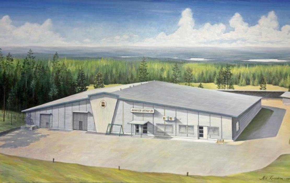 Maalaukselta tai akvarellilta näyttävä kuva Nurmeksen Metalli Oy:n toimitilasta. Rakennus on suuri, harmaansävyinen teollisuus- tai hallirakennus tasakattoineen. Keskellä rakennusta on kulmikas, vaalea koroste, mahdollisesti sisäänkäynti. Rakennuksen edessä on sorapiha, ja sitä ympäröi tiheä, tummanvihreä havumetsä. Taivas on sininen ja pilvinen.