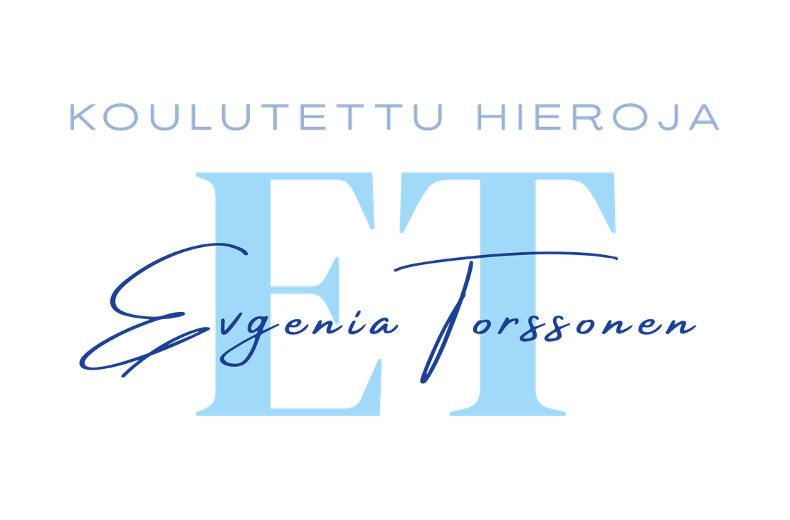 Koulutettu hieroja Evgenia Torssonen -yrityksen logo. Logossa on suuret, vaaleansiniset kirjaimet "ET" pystysuunnassa. Niiden päälle on kirjoitettu pienemmällä, tummansinisellä, kursivoidulla fontilla nimi "Evgenia Torssonen". Kirjainten yläpuolella on valkoisella, pienemmällä fontilla teksti "KOULUTETTU HIEROJA". Logo on mustalla taustalla.