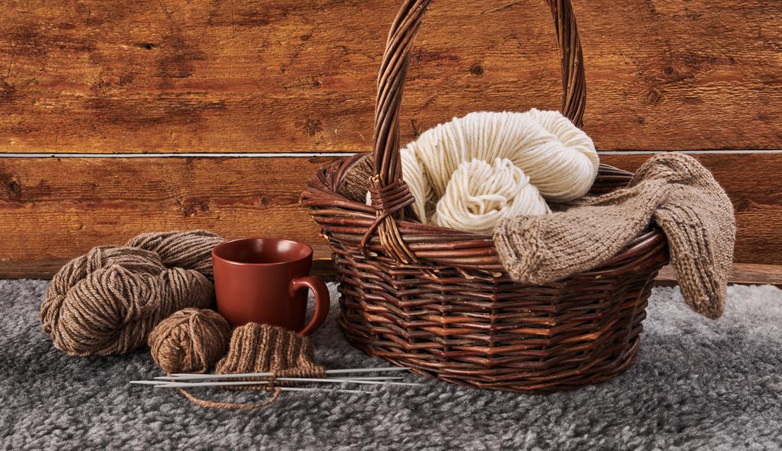 Katariinan Luomu Tila -logo. Logo on pyöreä ja siinä on kirkkaan oranssi tausta mustalla ulkoreunuksella. Logoteksti on kolmella rivillä: ylhäällä mustalla tekstillä "Katariinan", keskellä suuremmalla, valkoisella, lihavoidulla tekstillä "LUOMU" ja alhaalla mustalla tekstillä "TILA". Oranssin ympyrän oikeassa alakulmassa on musta lampaan siluetti.