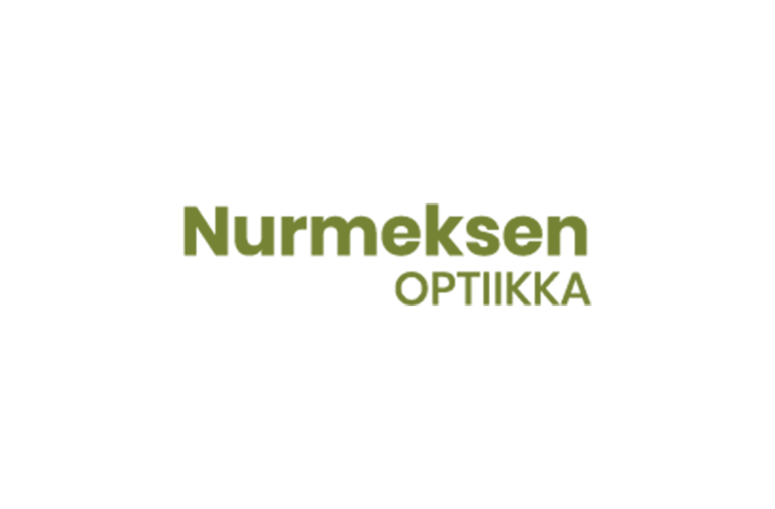Nurmeksen Optiikka -yrityksen logo. Logo on sijoitettu tumman oliivinvihreälle tai sammaleenvihreälle suorakulmionmuotoiselle taustalle. Ylärivillä lukee valkoisella, isolla fontilla "NURMEKSEN". Keskellä lukee suurimmalla, valkoisella, paksulla fontilla sana "OPTIIKKA". Alimmalla rivillä lukee pienemmällä, vaaleanvihreällä fontilla verkkosivun osoite "www.fennooptiikka.fi".