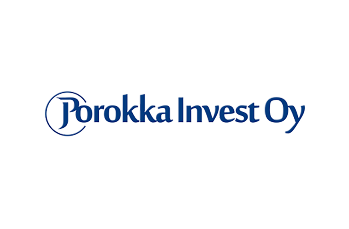 Porokka Invest Oy -yrityksen logo. Logossa on tummansininen, vaakasuora palkki. Palkin päällä lukee valkoisella, tyylitellyllä, kohollaan olevalla fontilla teksti "Porokka Invest Oy". P-kirjaimen ympärillä on pyöreä kehys.