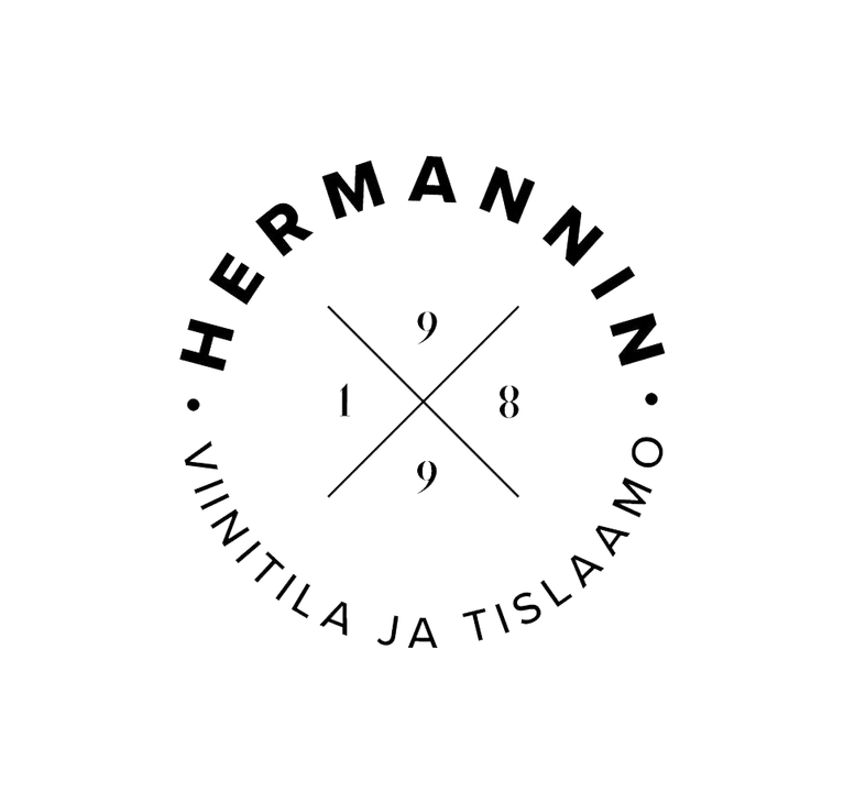 Hermannin Viinitila ja Tislaamo -logo. Se on yksinkertainen, mustavalkoinen pyöreä tunnus. Ympyrän kehällä lukee isolla, mustalla tekstillä ylhäällä "HERMANNIN" ja alhaalla "VIINITILA JA TISLAAMO". Ympyrän sisällä on kaksi risteävää ohutta viivaa ja niiden ympärillä numerot "1", "8", "9", "9" (lukemalla vasemmalta ylhäältä myötäpäivään), jotka todennäköisesti muodostavat vuosiluvun 1899.