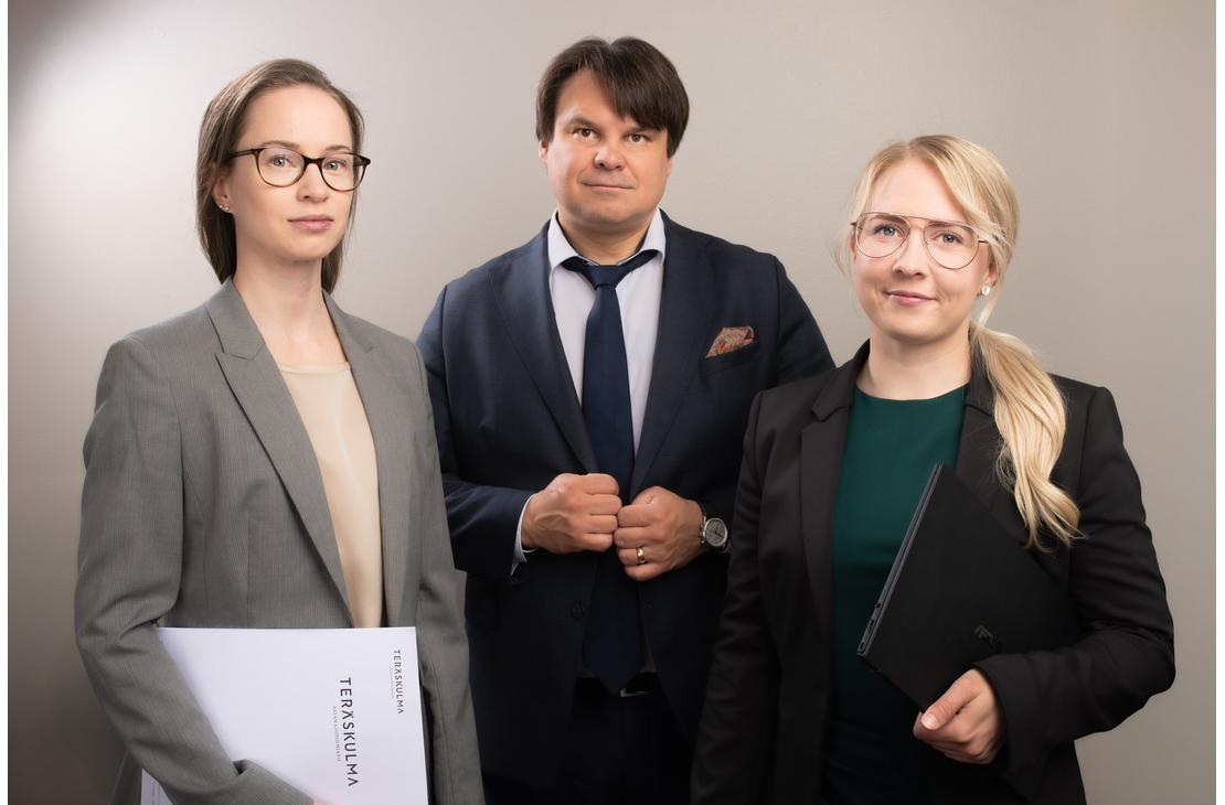 Teräskulman asianajotoimiston henkilöt yhteiskuvassa.