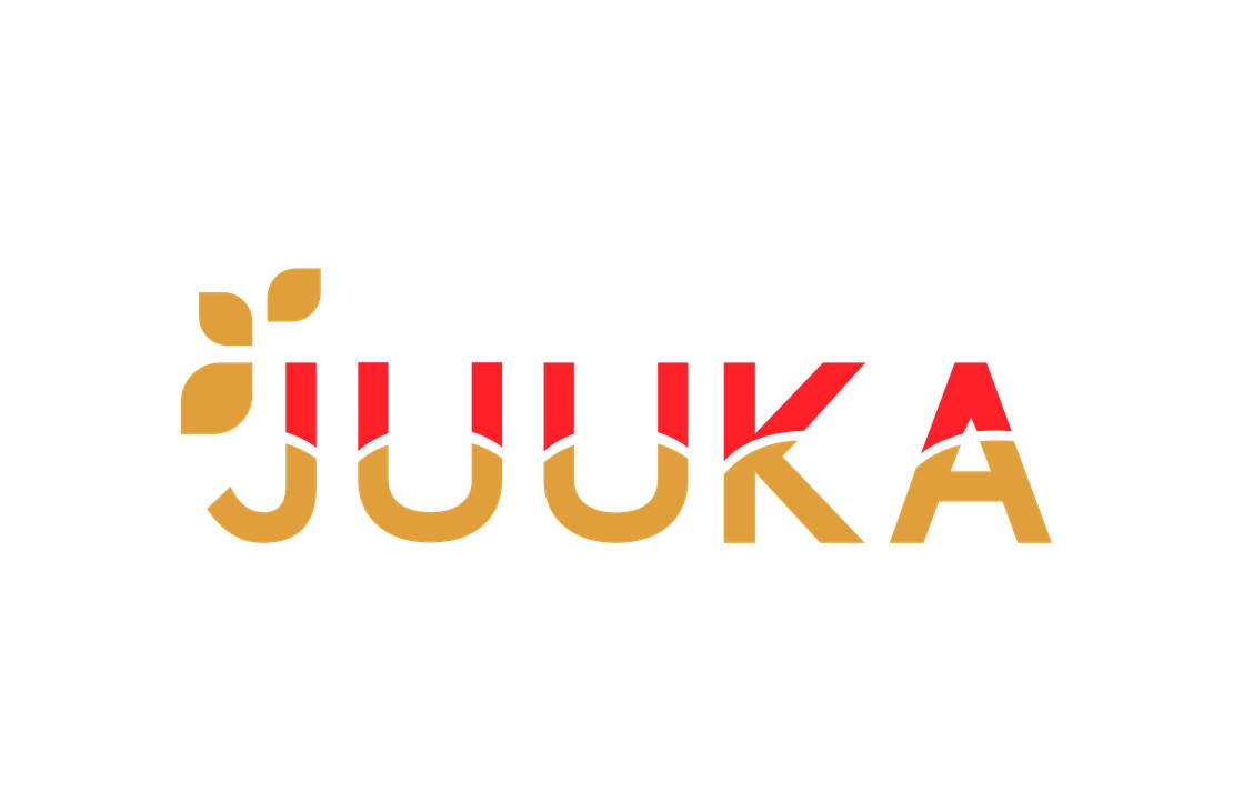 Juuan kunnan logo. Logossa lukee sana "JUUKA" isolla, tyylitellyllä fontilla. Kirjaimet ovat vaakasuunnassa ja koostuvat kahdesta väristä, punaisesta (yläosa) ja kultaisenruskeasta (alaosa), jotka limittyvät. J-kirjaimen yläpuolella on kaksi pientä, kultaisenruskeaa, tyyliteltyä lehteä tai itua. Logo on mustalla taustalla.