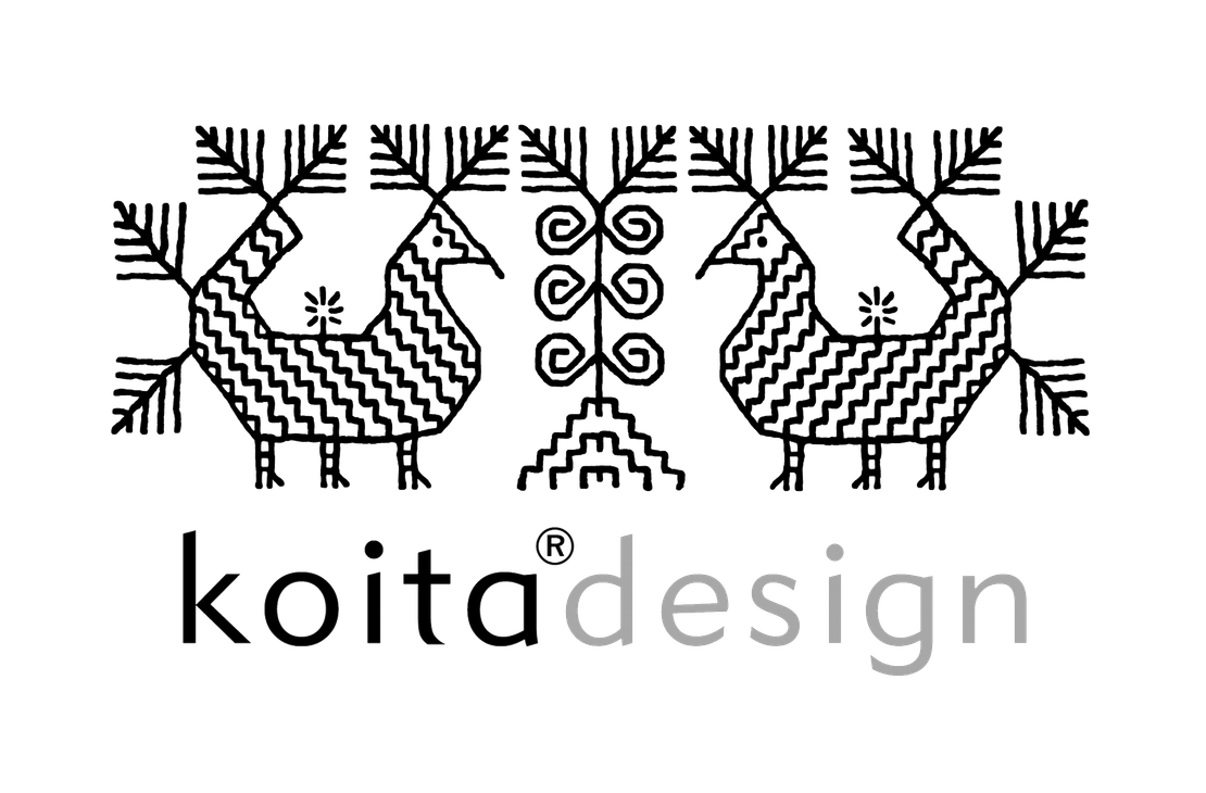 Koitadesign-logo. Logon yläosassa on mustavalkoinen, kansanperinteestä tai karjalaisesta kirjonnasta inspiroitunut kuvioaihe. Kuviossa on kaksi symmetristä, tyyliteltyä lintu-hahmoa (tai kukkoa), jotka katsovat toisiaan kohti. Lintujen välissä on geometrinen spiraali- ja portaiden kaltainen kuvio. Kuviokompleksin alapuolella on teksti "koita" mustalla fontilla ja "design" harmaalla fontilla.