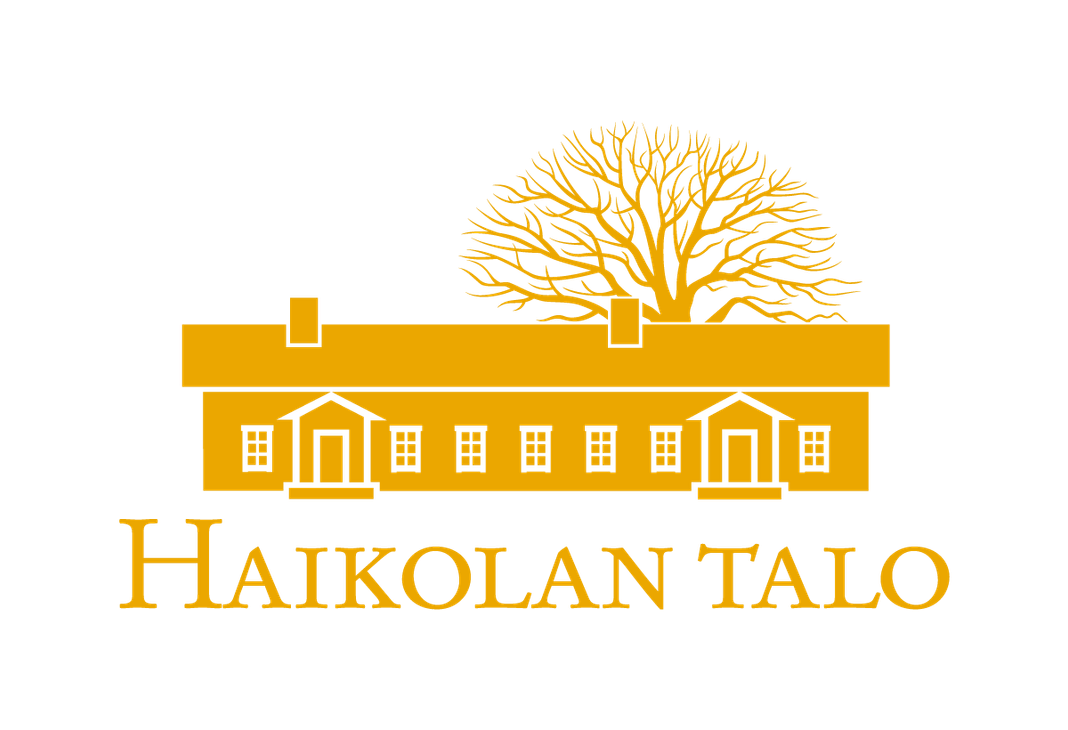 Haikolan Talo -yrityksen logo. Logossa on tyylitelty, kultaisen keltainen siluettikuva perinteisest&auml;, matalasta talosta, jossa on useita ikkunoita ja kaksi sis&auml;&auml;nk&auml;ynti&auml;. Talon katon takana on kultainen, paljas puun siluetti (esim. tammi). Talon alapuolella lukee isolla, kultaisen keltaisella, serif-fontilla teksti "HAIKOLAN TALO". Logo on mustalla taustalla.