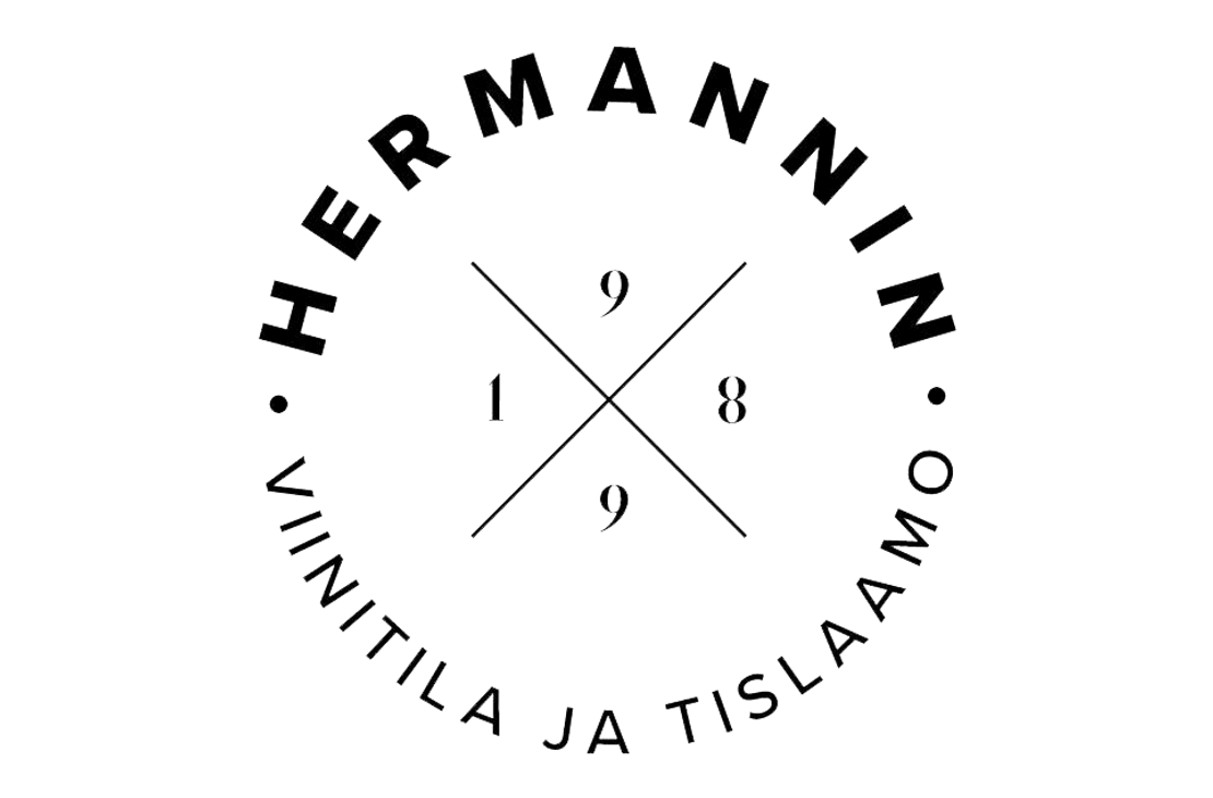 Hermannin Viinitila ja Tislaamo -logo. Se on yksinkertainen, mustavalkoinen pyöreä tunnus. Ympyrän kehällä lukee isolla, mustalla tekstillä ylhäällä "HERMANNIN" ja alhaalla "VIINITILA JA TISLAAMO". Ympyrän sisällä on kaksi risteävää ohutta viivaa ja niiden ympärillä numerot "1", "8", "9", "9" (lukemalla vasemmalta ylhäältä myötäpäivään), jotka todennäköisesti muodostavat vuosiluvun 1899.