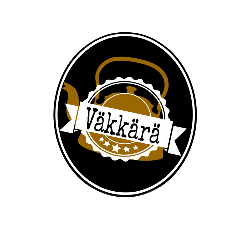 Väkkärä-kahvilan tai yrityksen logo. Logo on pyöreä ja siinä on musta tausta ja valkoinen ulkoreunus. Keskellä on ruskeankeltainen teekannun tai kahvipannun siluetti. Pannun päällä on valkoinen, sahalaitaisilla reunoilla varustettu nauha, jossa lukee mustalla, serif-fontilla sana "Väkkärä". Nauhan alapuolella on viisi pientä valkoista tähteä.