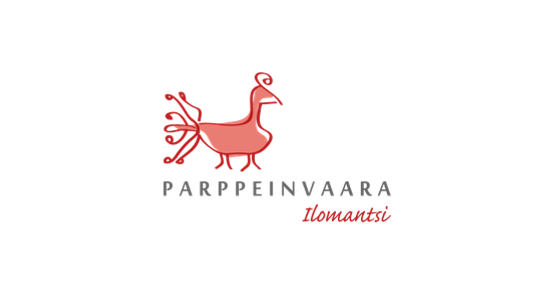 Parppeinvaara-kulttuurikohteen logo. Siinä on tyylitelty, pikselöity tai kansanperinteestä inspiroitunut vaaleanpunainen tai punainen lintu, todennäköisesti kukko tai tarulintu, mustalla pohjalla. Linnun alapuolella on teksti "PARPPEINVAARA" harmaalla, ja sen alla on pienemmällä fontilla punaisella teksti "Ilomantsi".