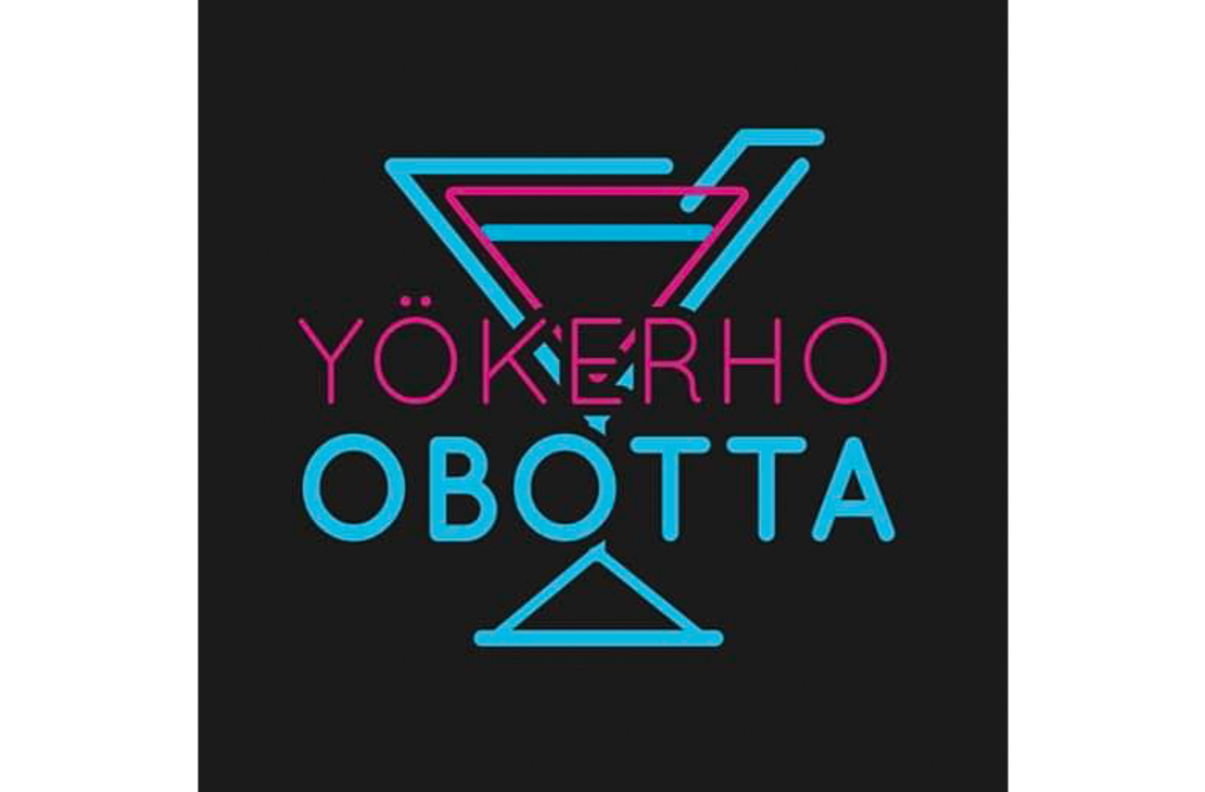 Yökerho Obotta -yrityksen logo. Logossa on musta, neliönmuotoinen tausta. Yläosassa on tyylitelty, neon-henkinen, päällekkäin aseteltu cocktail-lasin ääriviivapiirros turkoosina ja fuksianpunaisena. Sen alla on teksti kahdella rivillä: ylärivillä fuksianpunaisella ohuella fontilla "YÖKERHO" ja alarivillä turkoosinsinisellä ohuella fontilla "OBOTTA". Tekstin alla on turkoosinsininen kolmio.