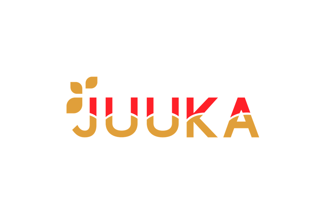 Juuan kunnan logo. Logossa lukee sana "JUUKA" isolla, tyylitellyllä fontilla. Kirjaimet ovat vaakasuunnassa ja koostuvat kahdesta väristä, punaisesta (yläosa) ja kultaisenruskeasta (alaosa), jotka limittyvät. J-kirjaimen yläpuolella on kaksi pientä, kultaisenruskeaa, tyyliteltyä lehteä tai itua. Logo on mustalla taustalla.