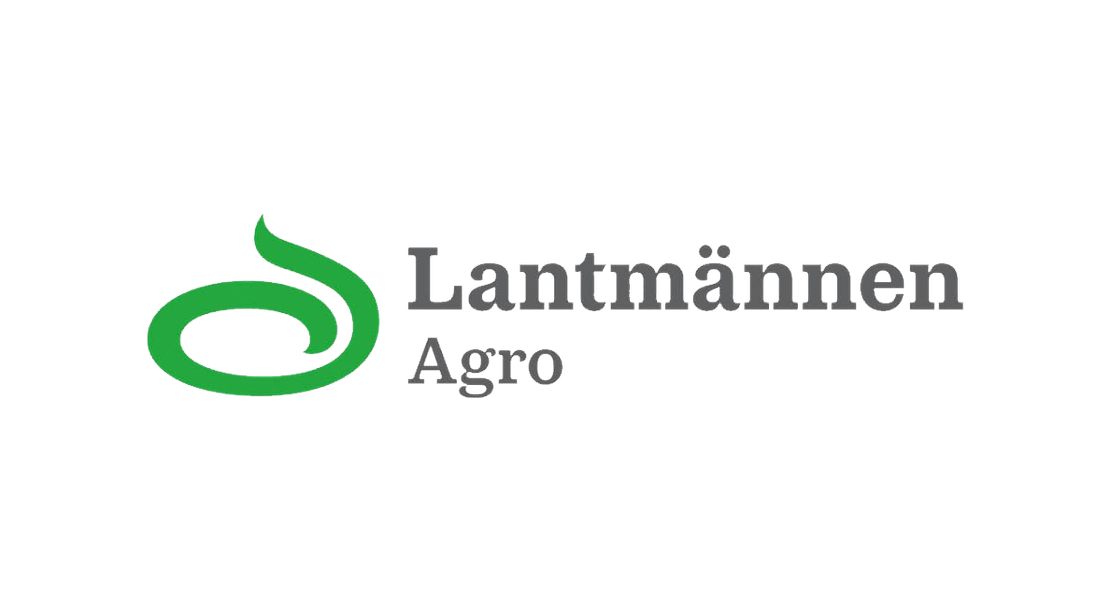 Lantmännen Agro -yrityksen logo. Logossa on vasemmalla tyylitelty, kierretty, vihreä lehti- tai verso-symboli. Oikealla on kaksi riviä tummanharmaata tekstiä: ylärivillä suuremmalla fontilla "Lantmännen" ja alarivillä pienemmällä fontilla "Agro". Logo on valkoisella taustalla.