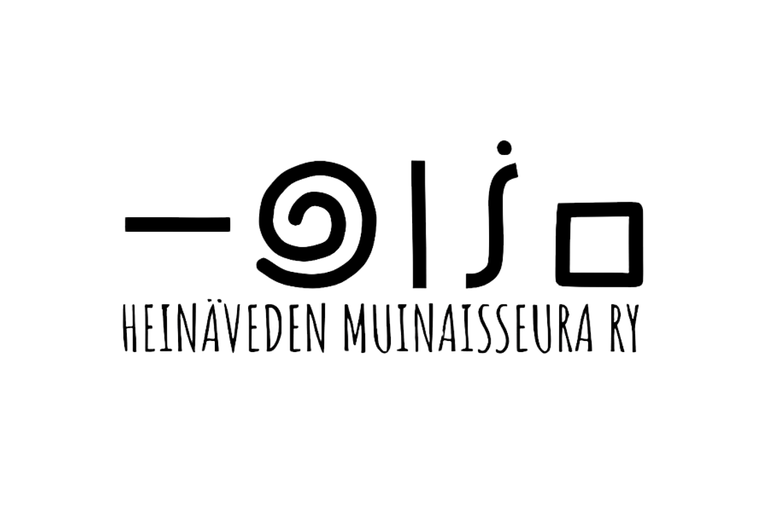 Heinäveden Muinaisseura ry -yhdistyksen logo. Yläosassa on musta, minimalistinen kuvio, joka koostuu viivasta, spiraalista, kahdesta pystysuorasta viivasta (muistuttaen kirjaimia L ja I), J-kirjaimesta ja neliön ääriviivasta. Kuvio saattaa viitata muinaisiin symboleihin. Kuvan alapuolella lukee mustalla, isoin kirjaimin kirjoitetulla tekstillä "HEINÄVEDEN MUINAISSEURA RY". Logo on valkoisella taustalla.