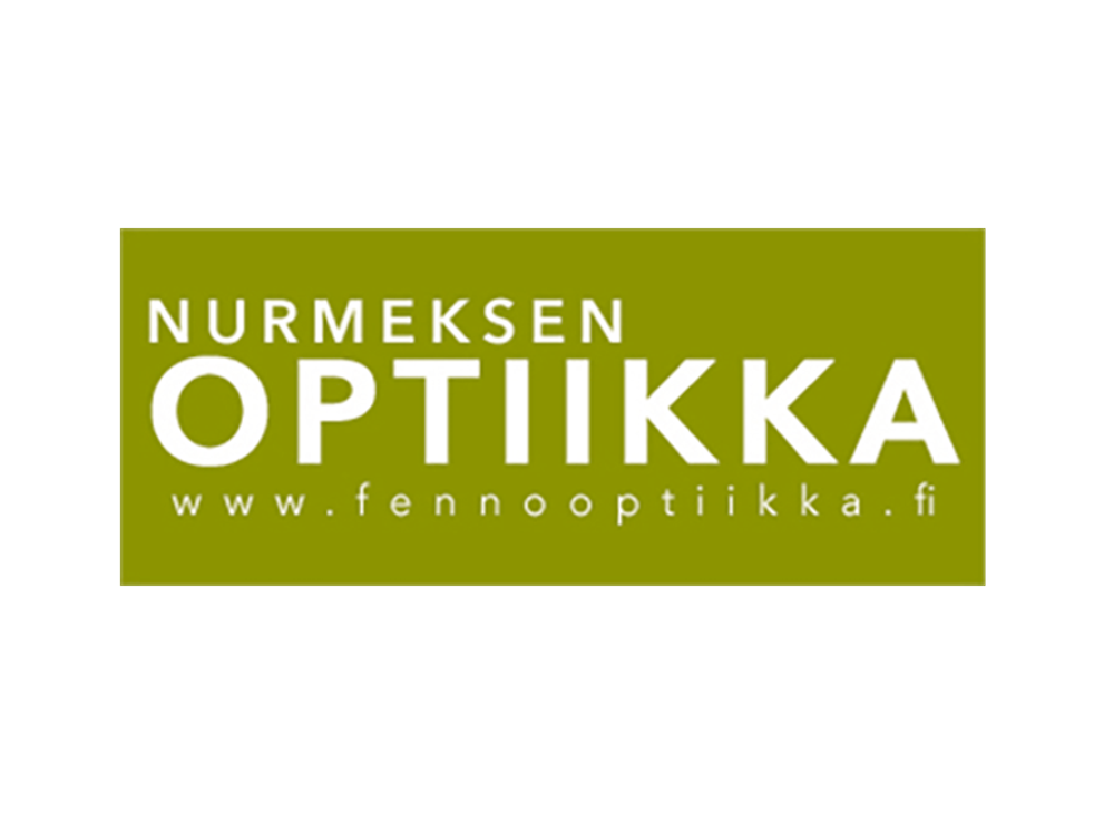 Nurmeksen Optiikka -yrityksen logo. Logo on sijoitettu tumman oliivinvihreälle tai sammaleenvihreälle suorakulmionmuotoiselle taustalle. Ylärivillä lukee valkoisella, isolla fontilla "NURMEKSEN". Keskellä lukee suurimmalla, valkoisella, paksulla fontilla sana "OPTIIKKA". Alimmalla rivillä lukee pienemmällä, vaaleanvihreällä fontilla verkkosivun osoite "www.fennooptiikka.fi".