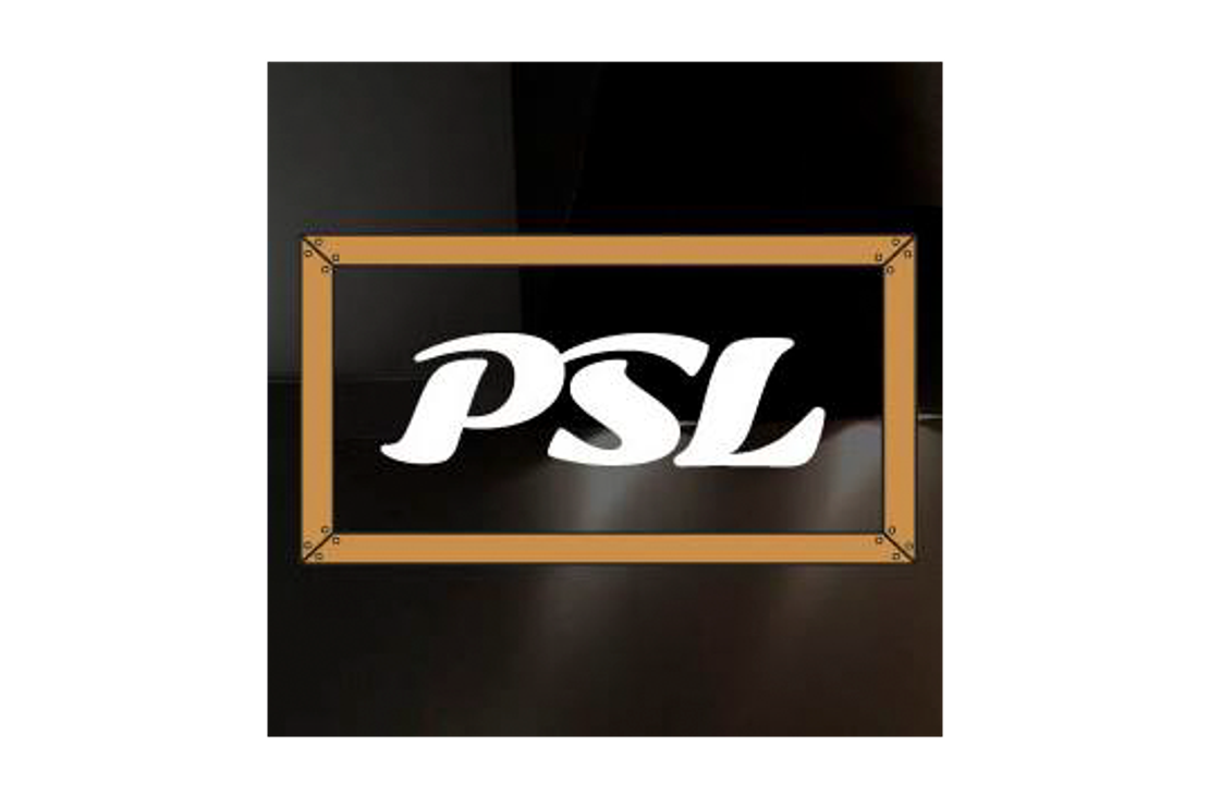 PSL-tunnuksen logo. Logossa on vaaleanruskea, nelikulmainen kehys, joka on kiinnitetty kulmistaan niiteillä tai ruuveilla. Kehyksen sisällä on suuri, valkoinen, kursivoitu ja lihavoitu teksti "PSL". Tausta on tumma, kiiltävä, mustan ja harmaan sävyinen pinta.
