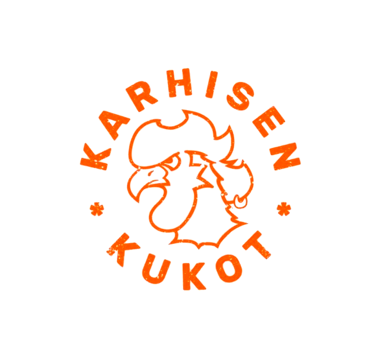 Karhisen Kukot -nimisen yrityksen tai ryhmän logo. Se on pyöreä tunnus valkoisella pohjalla. Keskellä on tyylitelty, musta-oranssi ääriviivapiirros vihaisen näköisestä kukosta, jolla on kihara tukka. Kukon ympärillä, oranssilla, kuluneen näköisellä kirjasimella lukee kaarevasti ylhäällä teksti "KARHISEN" ja alhaalla teksti "KUKOT".