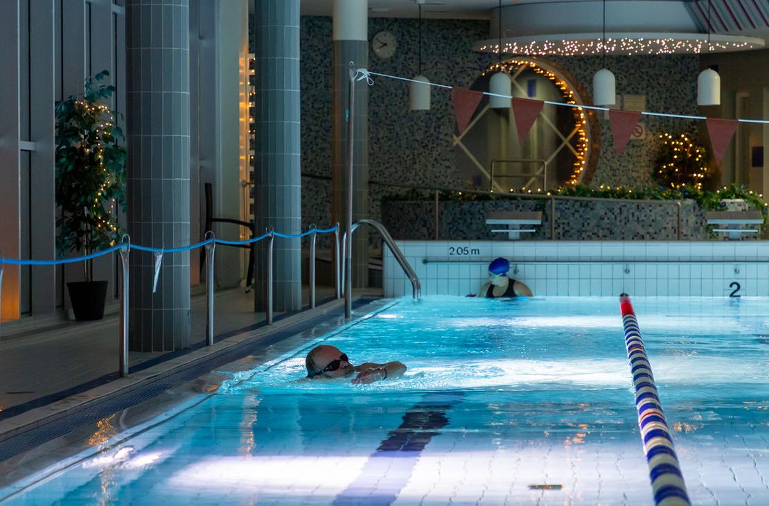 Uimareita kuntoaltaassa.