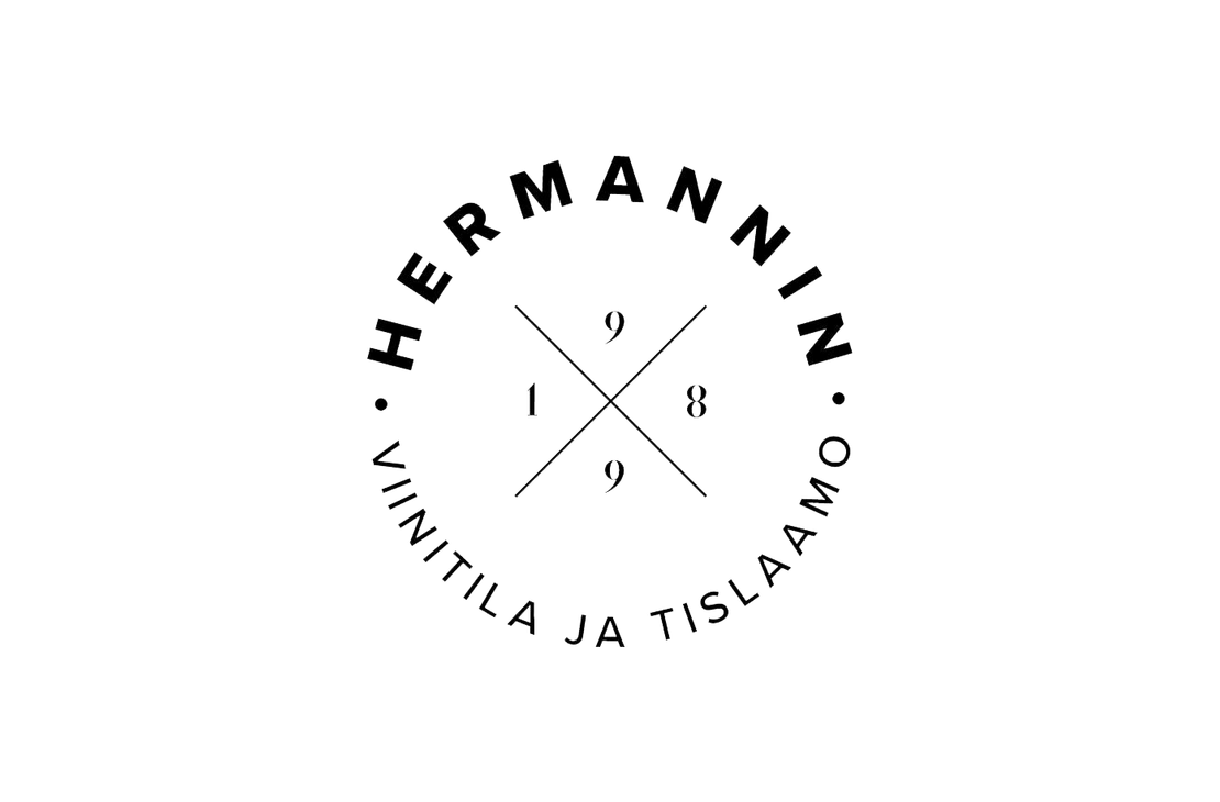 Hermannin Viinitila ja Tislaamo -logo. Se on yksinkertainen, mustavalkoinen pyöreä tunnus. Ympyrän kehällä lukee isolla, mustalla tekstillä ylhäällä "HERMANNIN" ja alhaalla "VIINITILA JA TISLAAMO". Ympyrän sisällä on kaksi risteävää ohutta viivaa ja niiden ympärillä numerot "1", "8", "9", "9" (lukemalla vasemmalta ylhäältä myötäpäivään), jotka todennäköisesti muodostavat vuosiluvun 1899.