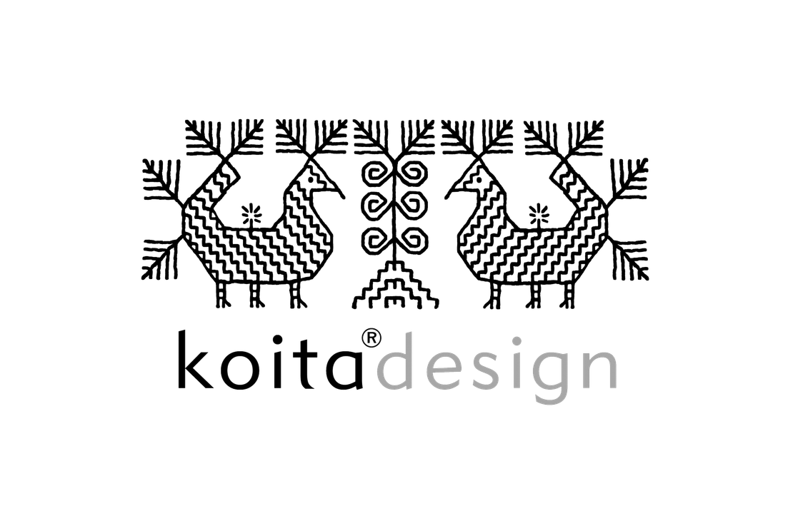 Koitadesign-logo. Logon yläosassa on mustavalkoinen, kansanperinteestä tai karjalaisesta kirjonnasta inspiroitunut kuvioaihe. Kuviossa on kaksi symmetristä, tyyliteltyä lintu-hahmoa (tai kukkoa), jotka katsovat toisiaan kohti. Lintujen välissä on geometrinen spiraali- ja portaiden kaltainen kuvio. Kuviokompleksin alapuolella on teksti "koita" mustalla fontilla ja "design" harmaalla fontilla.