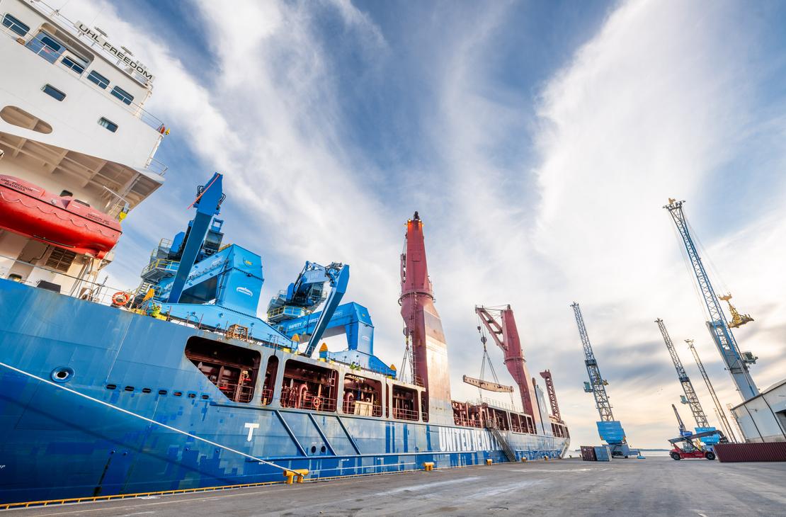 Mantsisen kaksi materiaalink&auml;sittelykonetta nostettu laivan kyytiin.